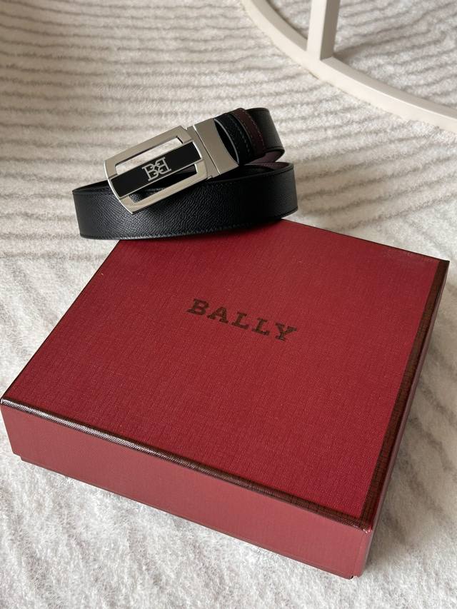 代购级 Bally 巴利男士腰带 双面可用 专柜同款 男士时尚布配皮双用腰带 宽 3.4Cm Tamal 融入了永恒经典的 Bally 红白条纹，且具有充满现代