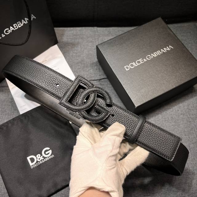 代购级 Dg男士腰带 宽4.0Cm Dolce&Gabbana 全新荔枝纹腰带,简约配饰,点缀个性化 Dg 徽标搭扣。Dg 徽标