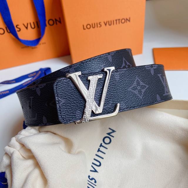 代购级 Lv男士腰带 Louis Vuitton 正版开模 此款腰带采用进口面料 头层牛皮底 精密电镀标志性五金 宽度40Mm 休闲时尚自留送礼首先拍。 - 点击图像关闭