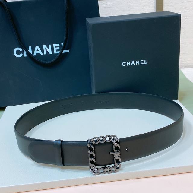 特 Chanel 24P Cc 水钻.树脂白 与 金logo扣. 进口胎牛皮腰带 3.8Cm精品 精致 典雅 Chic又时髦.