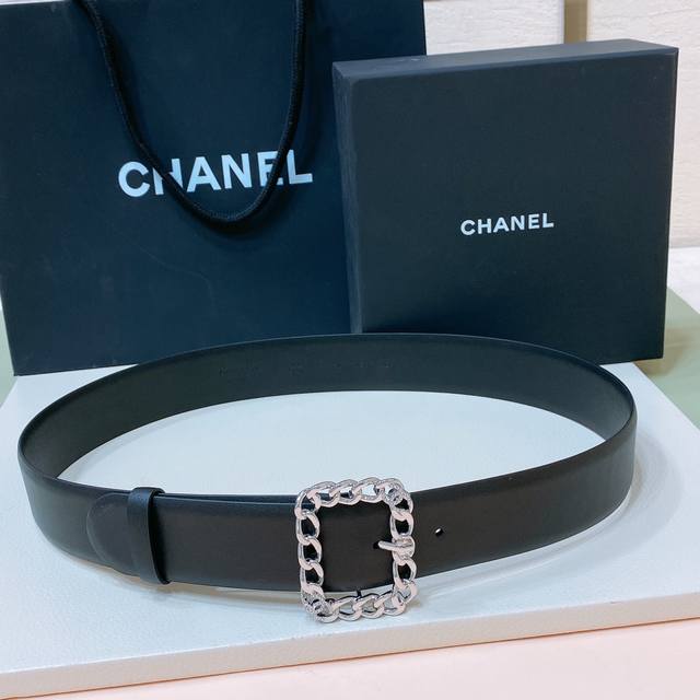 特 Chanel 24P Cc 水钻.树脂白 与 金logo扣. 进口胎牛皮腰带 3.8Cm精品 精致 典雅 Chic又时髦. - 点击图像关闭