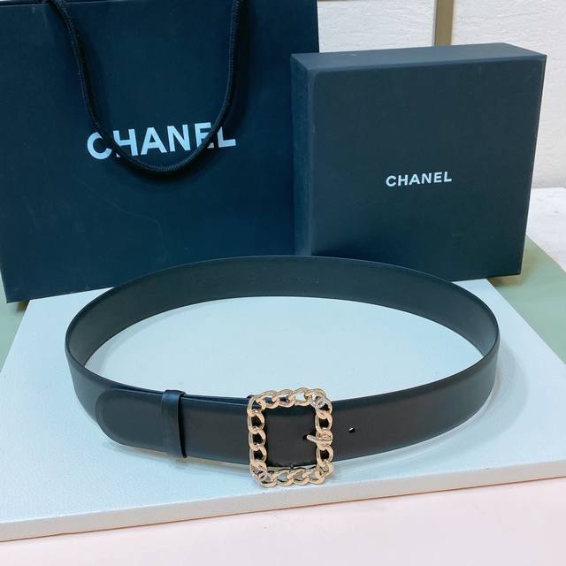 特 Chanel 24P Cc 水钻.树脂白 与 金logo扣. 进口胎牛皮腰带 3.8Cm精品 精致 典雅 Chic又时髦.