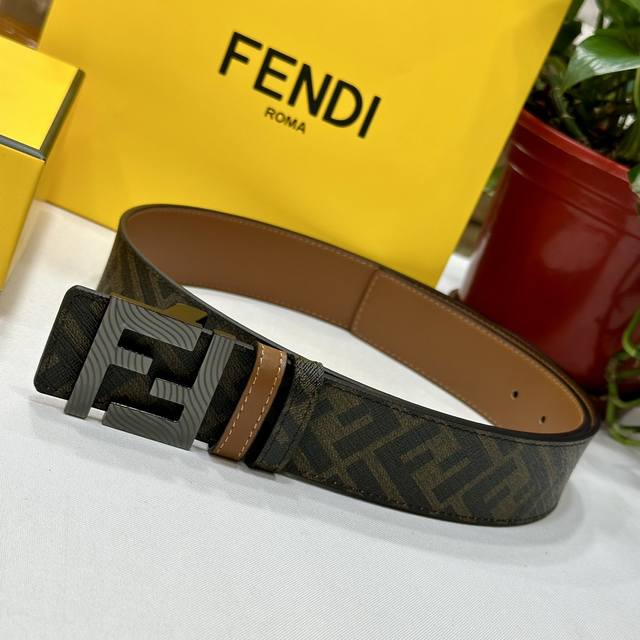 特 Fendi 芬迪 专柜同款 宽4.0Cm 双环正反用腰带 Ff按钉搭扣 土黄cuoio Romano皮革材质 反面面料带有烟草黄和黑色ff图案 四方金属饰面