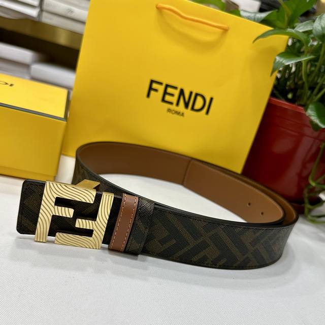 特 Fendi 芬迪 专柜同款 宽4.0Cm 双环正反用腰带 Ff按钉搭扣 土黄cuoio Romano皮革材质 反面面料带有烟草黄和黑色ff图案 四方金属饰面