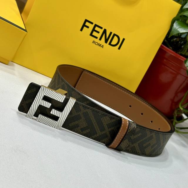 特 Fendi 芬迪 专柜同款 宽4.0Cm 双环正反用腰带 Ff按钉搭扣 土黄cuoio Romano皮革材质 反面面料带有烟草黄和黑色ff图案 四方金属饰面