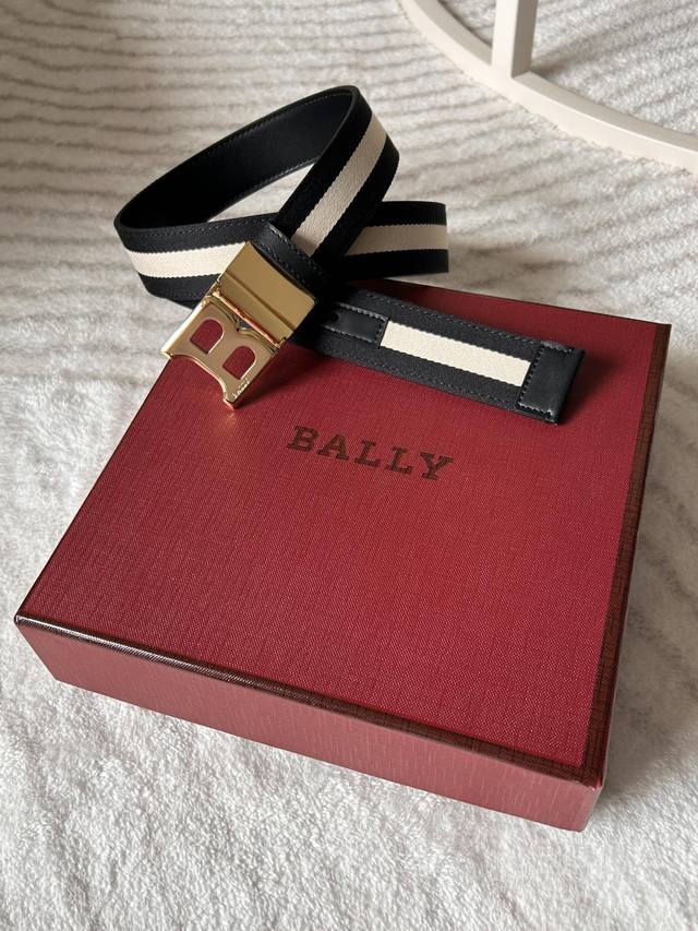 特 Bally 巴利 专柜同款 男士时尚布配皮双用腰带 宽 3.4Cm Tamal 融入了永恒经典的 Bally 黑白条纹，且具有充满现代感。固定式双面设计加上