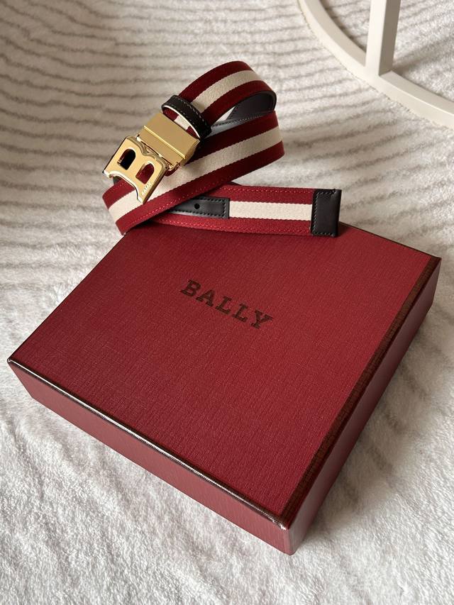 特 Bally 巴利 专柜同款 男士时尚布配皮双用腰带 宽 3.4Cm Tamal 融入了永恒经典的 Bally 红白条纹，且具有充满现代感。固定式双面设计加上