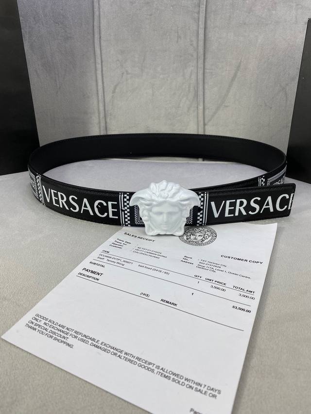 特 宽度4.0Cm Versace 范思哲 此款palazzo腰带采用牛皮革面料制作，并饰有le Pop Classique图案印花和标志性的美杜莎五金配件。