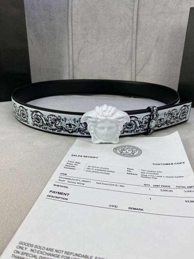 特 宽度4.0Cm Versace 范思哲 此款palazzo腰带采用牛皮革面料制作，并饰有le Pop Classique图案印花和标志性的美杜莎五金配件。