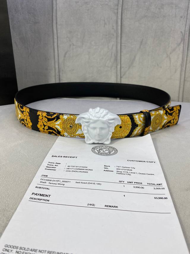 特 宽度4.0Cm Versace 范思哲 此款palazzo腰带采用牛皮革面料制作，并饰有le Pop Classique图案印花和标志性的美杜莎五金配件。