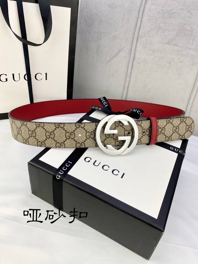 特 宽度4.0Cm Gucci 双面腰带，一侧为gg Supreme帆布，反面一侧为枣红色头层小牛皮。配以互扣式双g带扣。