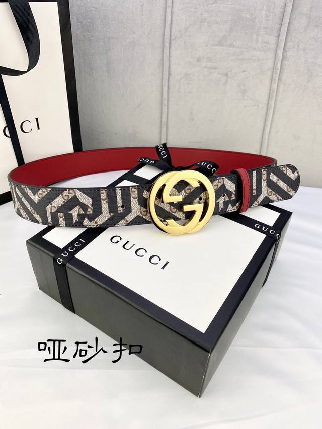 特 宽度4.0Cm Gucci 双面腰带，一侧为gg Supreme帆布，反面一侧为枣红色头层小牛皮。配以互扣式双g带扣。