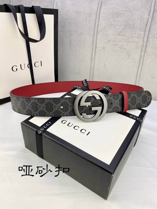 特 宽度4.0Cm Gucci 双面腰带，一侧为gg Supreme帆布，反面一侧为枣红色头层小牛皮。配以互扣式双g带扣。