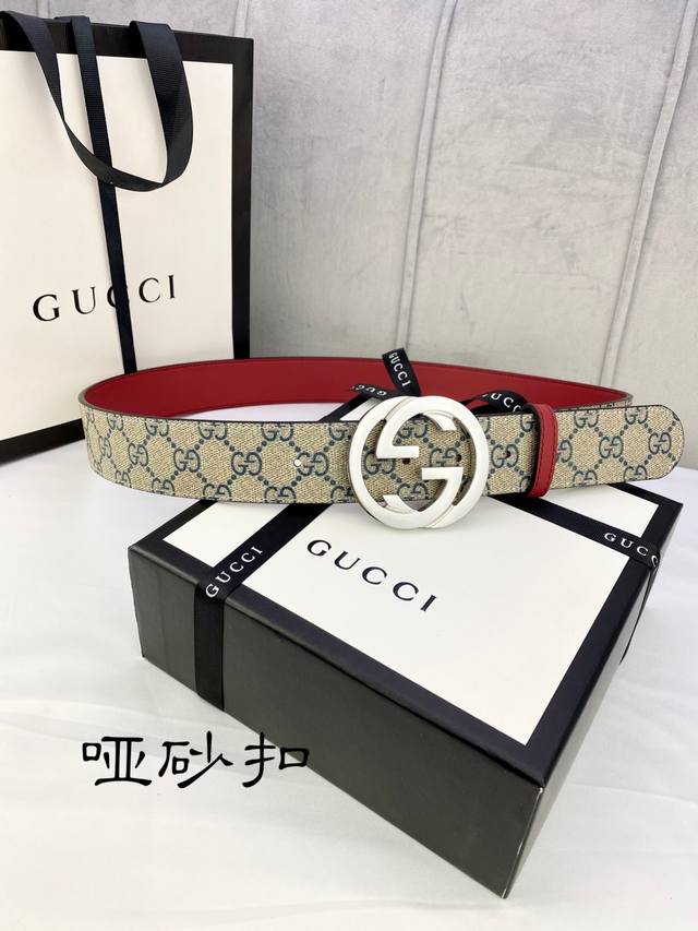 特 宽度4.0Cm Gucci 双面腰带，一侧为gg Supreme帆布，反面一侧为枣红色头层小牛皮。配以互扣式双g带扣。