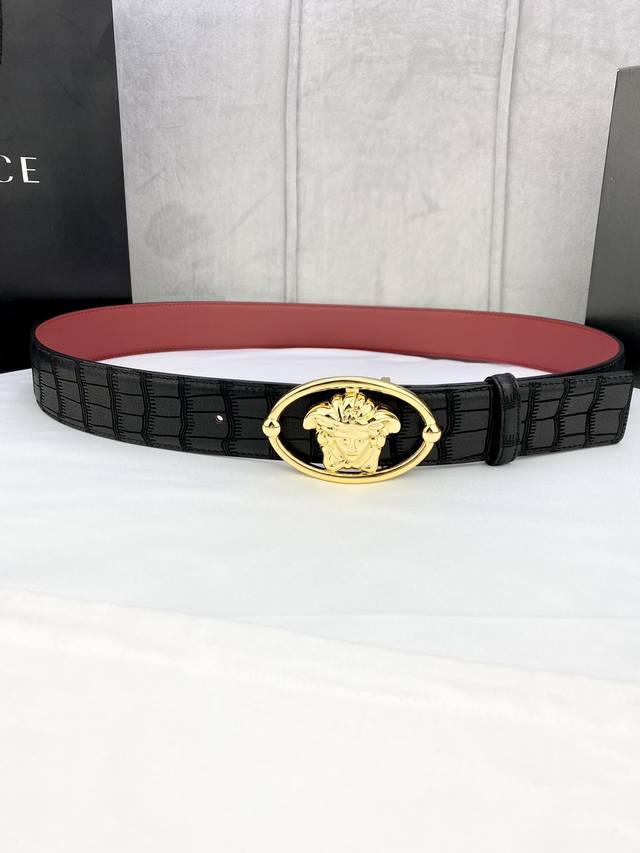 特 宽度4.0Cm Versace 范思哲 采用精挑细选进口牛皮，此款鹿皮腰带配有醒目的美杜莎头像搭扣，可为任何造型增添几分立体雅致效果。