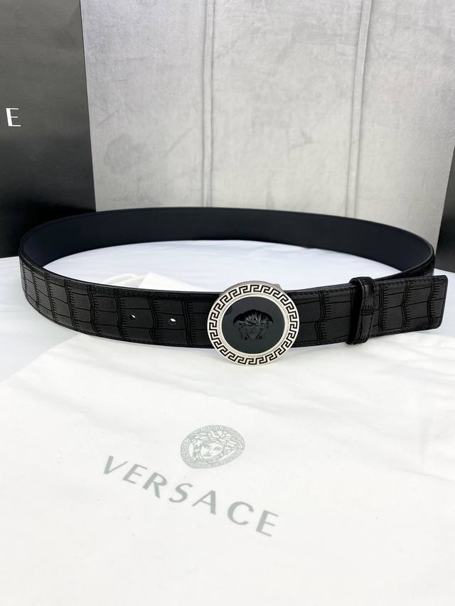 特 宽度4.0Cm Versace 范思哲 采用精挑细选进口牛皮，此款鹿皮腰带配有醒目的美杜莎头像搭扣，可为任何造型增添几分立体雅致效果。