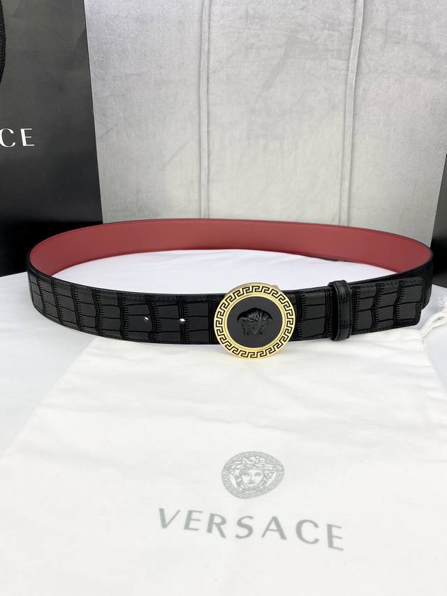 特 宽度4.0Cm Versace 范思哲 采用精挑细选进口牛皮，此款鹿皮腰带配有醒目的美杜莎头像搭扣，可为任何造型增添几分立体雅致效果。