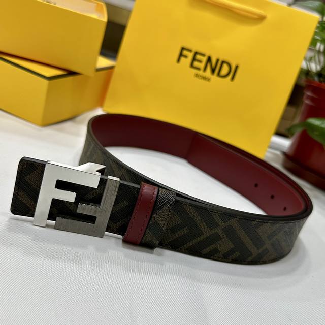 特 Fendi 芬迪 专柜同款 宽4.0Cm 双环正反用腰带 Ff按钉搭扣 酒红色cuoio Romano皮革材质 反面面料带有烟草黄和黑色ff图案 四方金属饰