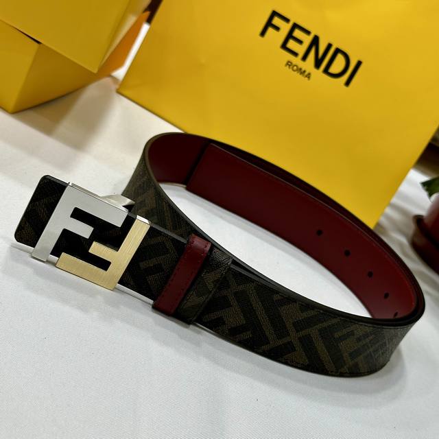 特 Fendi 芬迪 专柜同款 宽4.0Cm 双环正反用腰带 Ff按钉搭扣 酒红色cuoio Romano皮革材质 反面面料带有烟草黄和黑色ff图案 四方金属饰 - 点击图像关闭