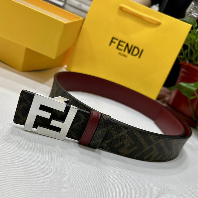 特 Fendi 芬迪 专柜同款 宽4.0Cm 双环正反用腰带 Ff按钉搭扣 酒红色cuoio Romano皮革材质 反面面料带有烟草黄和黑色ff图案 四方金属饰