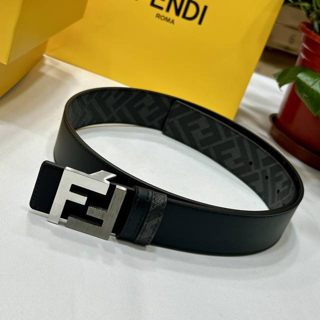 特 Fendi 芬迪 专柜同款 宽4.0Cm 双环正反用腰带 Ff按钉搭扣 黑色cuoio Romano皮革材质 反面面料带有烟草黄和黑色ff图案 四方金属饰面