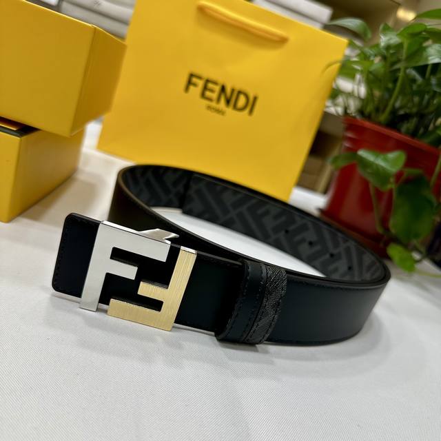 特 Fendi 芬迪 专柜同款 宽4.0Cm 双环正反用腰带 Ff按钉搭扣 黑色cuoio Romano皮革材质 反面面料带有烟草黄和黑色ff图案 四方金属饰面