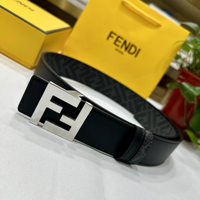 特 Fendi 芬迪 专柜同款 宽4.0Cm 双环正反用腰带 Ff按钉搭扣 黑色cuoio Romano皮革材质 反面面料带有烟草黄和黑色ff图案 四方金属饰面