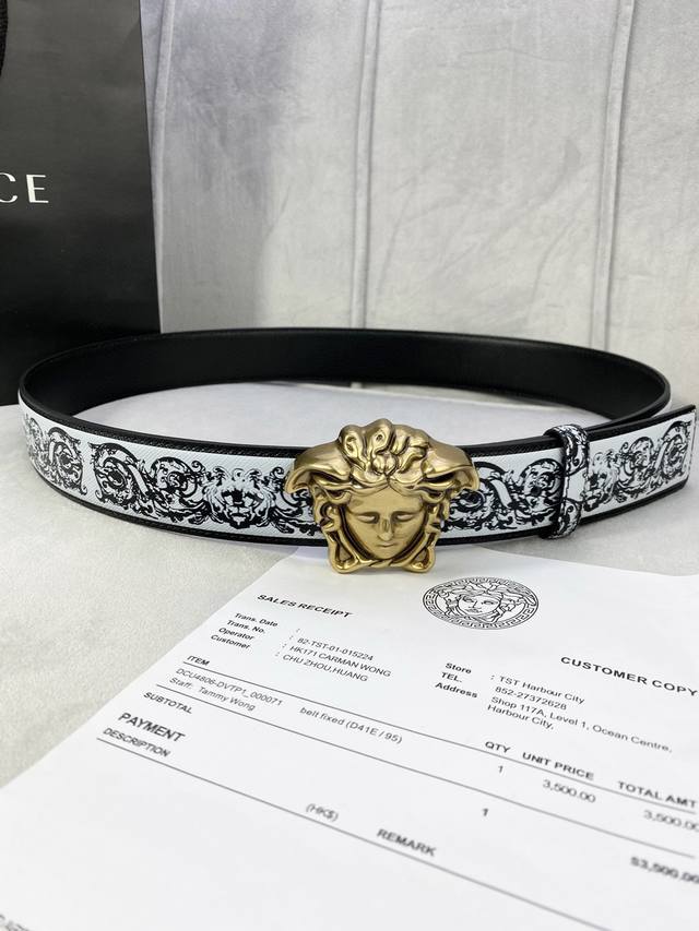 特 宽度4.0Cm Versace 范思哲 此款palazzo腰带采用牛皮革面料制作，并饰有le Pop Classique图案印花和标志性的美杜莎五金配件。 - 点击图像关闭