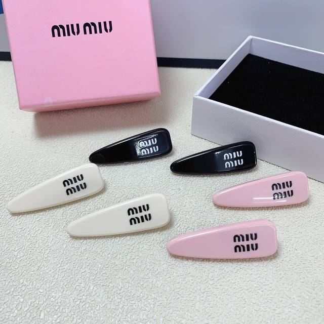 Miumiu缪缪 Miumiu发夹 亚克力logo边夹压夹气质百搭小仙女必入单品 宝藏款 闭眼入推荐款 一对