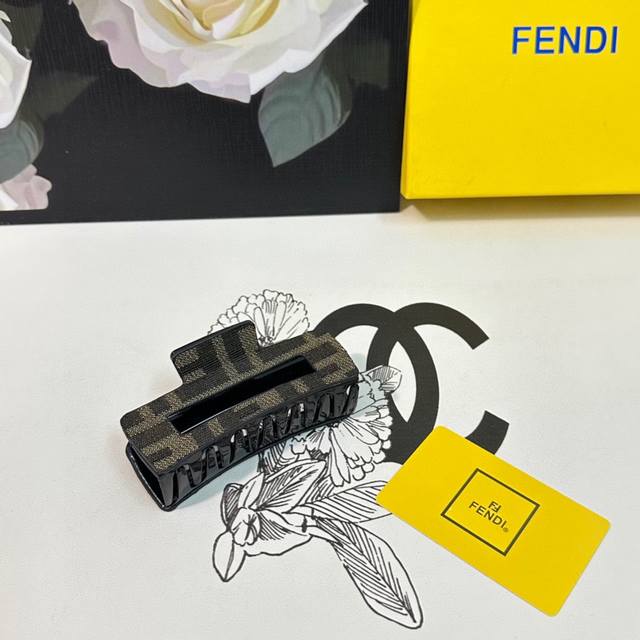 特 单个 配专柜包装 Fendi 芬迪 最新爆款来啦 中古vintage复古抓夹 优雅的girl值得入手 非常好搭配 气质有品位