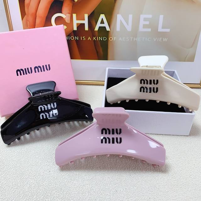 Miumiu缪缪 Miumiu发夹 亚克力logo抓夹 气质百搭 日常精致小单品 小仙女必入单品 宝藏款 闭眼入推荐款 单个配发箍盒 - 点击图像关闭