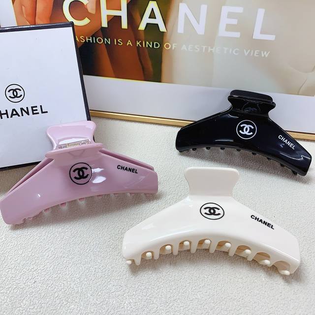 Chanel小香 Chanel发夹 亚克力logo抓夹 气质百搭 日常精致小单品 小仙女必入单品 宝藏款 闭眼入推荐款 单个配发箍盒