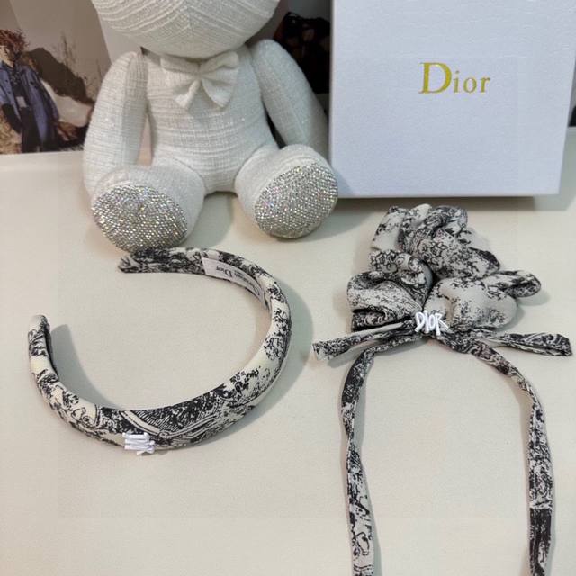 特 两件套 配专柜包装 Dior 迪奥 最新爆款来啦两件套发箍发圈 优雅的girl值得入手 非常好搭配 气质有品位 建议两个一齐佩戴 神奇的仙