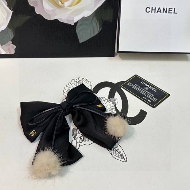 特 配专柜包装 Chanel 香奈儿 最新蝴蝶结中古五金发夹# 信我！人手必备的单品 这件必须买 洋气神仙颜值 小仙女要收了它，谁戴谁好看～ - 点击图像关闭