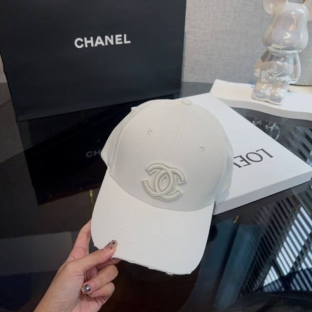 特批 Chanel *双 C 字母百搭棒球帽~经典黑白小香！！ 意外好看的一款帽子 已经火爆全网 超好搭配~整个字母都是刺绣贴标的 非常细节！ 帽子后面可以调节