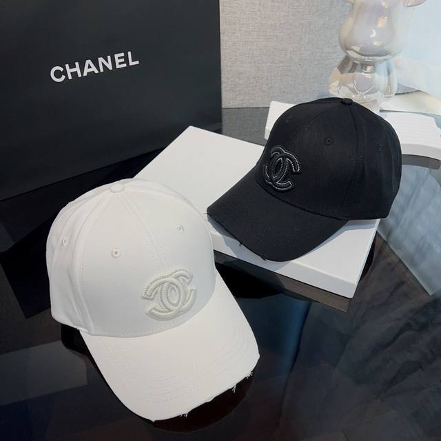 特批 Chanel *双 C 字母百搭棒球帽~经典黑白小香！！ 意外好看的一款帽子 已经火爆全网 超好搭配~整个字母都是刺绣贴标的 非常细节！ 帽子后面可以调节