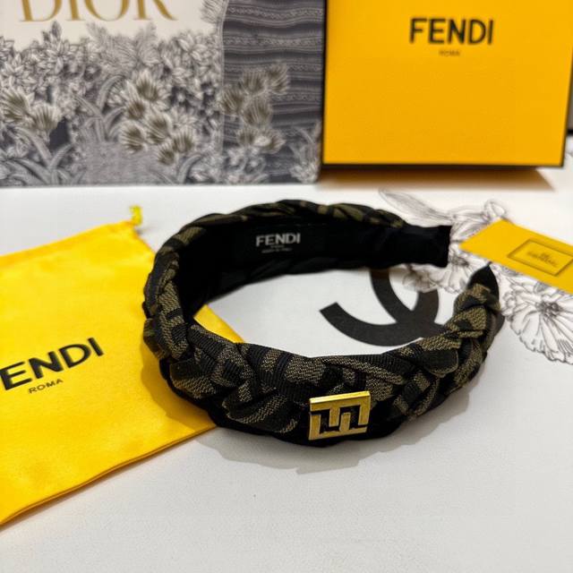 特 配专柜包装 Fendi 芬迪 最新交叉特殊面料发箍 小仙女入手 特殊材质 不嘞头 可盐可甜～