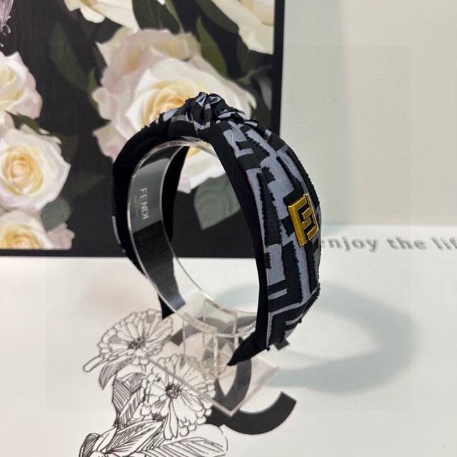 特 配专柜包装 Fendi 芬迪 官网同款#最新发箍 小仙女入手 特殊材质 不嘞头 可盐可甜