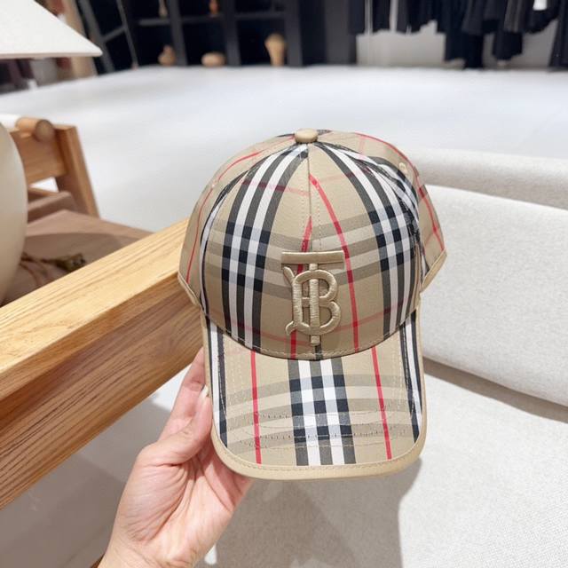 Burberry 春夏新款拼色棒球帽24春夏的时尚尖货！Tb个性标志logo刺绣！男女佩戴都时尚感起强！酷酷的感觉！