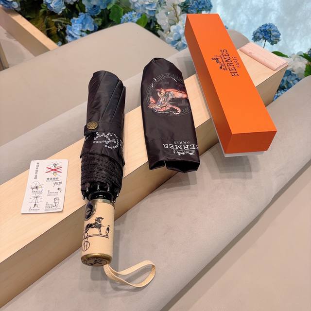 特批 爱马仕 Hermès 羽毛马 2024新款极品h家三折自动伞重磅呈现 以其精湛的工艺技术和源源不断的想像力 新涂层技术伞布 带来令人惊喜的遮光效果 让防晒