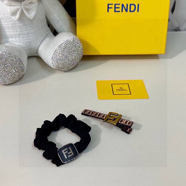 特 两件套 配全套包装 Fendi 芬迪 今年最好卖的新款 Vintage中古复古链条发夹 超仙的一对 时髦精 随便入的款