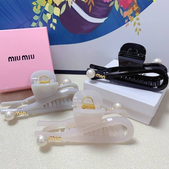 Miumiu缪缪 Miumiu发夹 珍珠钛钢logo抓夹 气质百搭 日常精致小单品 小仙女必入单品 宝藏款 闭眼入推荐款 单个配发箍盒