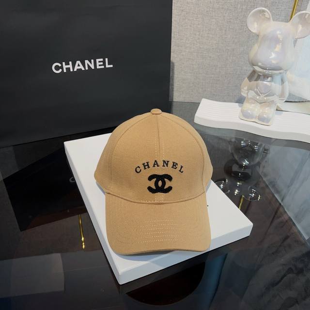 特批 Chanel 香奈儿*秋冬灯芯绒棒球帽 入秋必入手~简约的刺绣突出品牌调性 低调不浮夸 加深帽型 男生女生都能佩戴！ 修饰脸型的同时还提升气质的加分单品