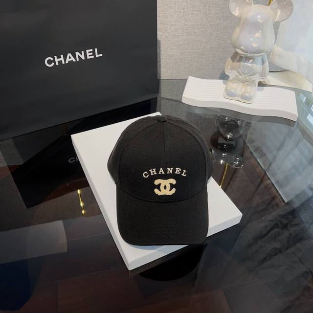 特批 Chanel 香奈儿*秋冬灯芯绒棒球帽 入秋必入手~简约的刺绣突出品牌调性 低调不浮夸 加深帽型 男生女生都能佩戴！ 修饰脸型的同时还提升气质的加分单品