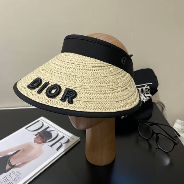 配防尘袋，迪奥dior2024新款 空顶帽，夏天必备单品，因为真的太好搭，夏天搭配清凉夏日风情真的超级文艺范～随便一身小白裙就可以吸引大片目光～