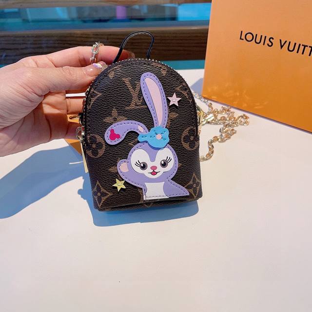 原单货 Louis Vuitton 新款卡通链条斜挎小包，Mini包包 可装银行卡蓝牙耳机 钥匙扣零钱包 耳机包 包包挂饰 搭配链条可斜挎。尺寸12X9Cm 顶