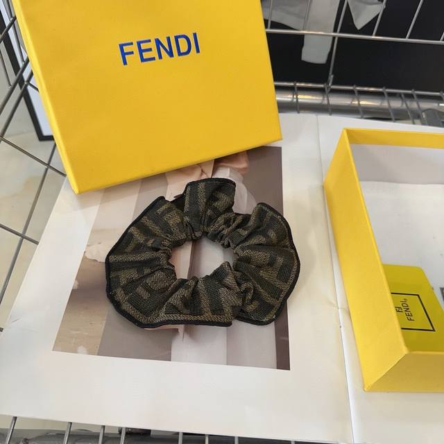 P 配包装盒 Fendi 芬迪 新款f发圈，复古气质美，简约百搭！小姐姐闭眼入