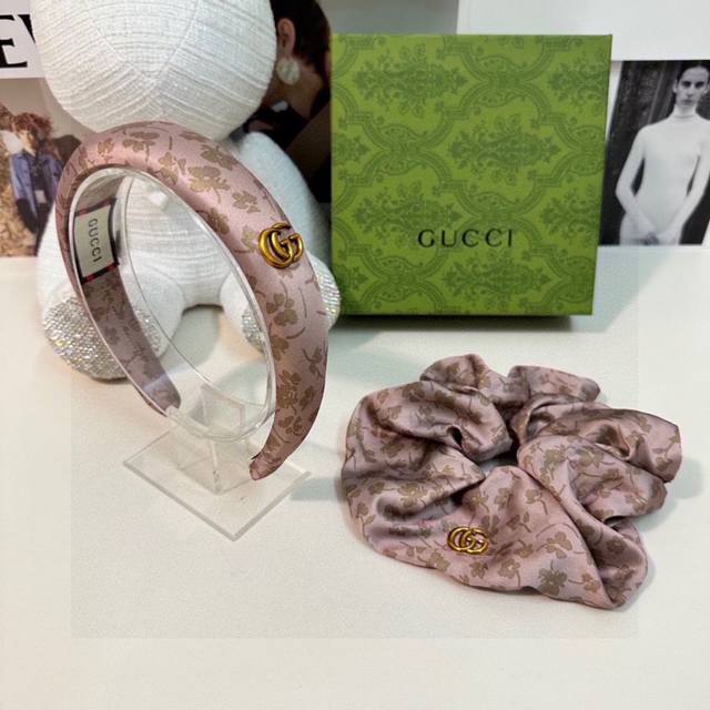 特 两件套 配专柜包装 Gucci 古驰 最新爆款来啦碎花两件套发箍发圈 优雅的girl值得入手 非常好搭配 气质有品位 建议两个一齐佩戴 神奇的仙