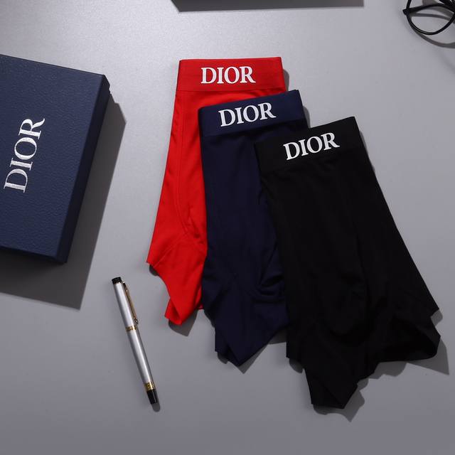 新品！Dior 迪奥 原单品质，精品盒装男士内裤！外贸国外订单，高品质，无痕切割工艺 科学配 91%莫代尔+9%氨纶，丝滑 透气 舒适！有型！ 一点也不紧绷 按 - 点击图像关闭