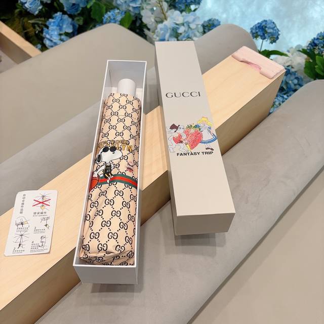 特批 Gucci 古奇 三折自动折叠晴雨伞 晴天遮阳 雨天遮雨 原单代工品质 带防紫外线涂层 长度30Cm 方便外出携带.